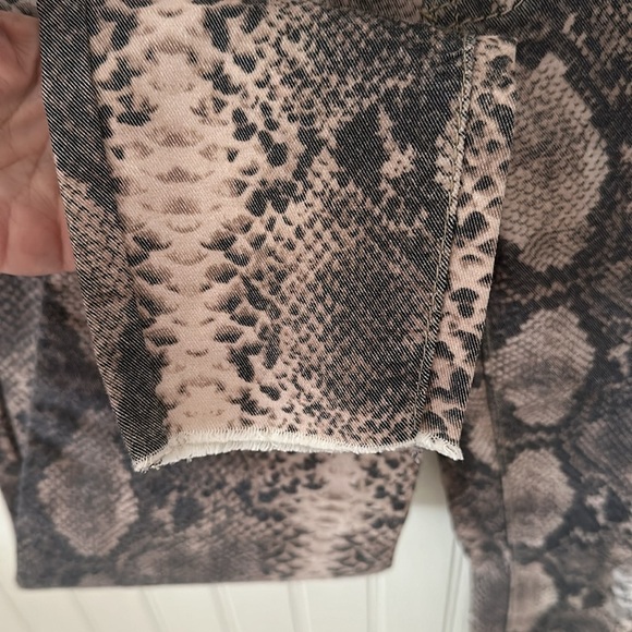 New! L&B Lucky & Blessed Snakeskin Distressed Straight Leg Jeans sz 2 - Picture 14 of 16